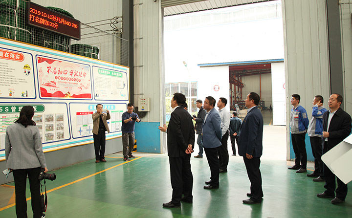 韩区长在金格瑞5S与积分制管理宣传墙前驻足