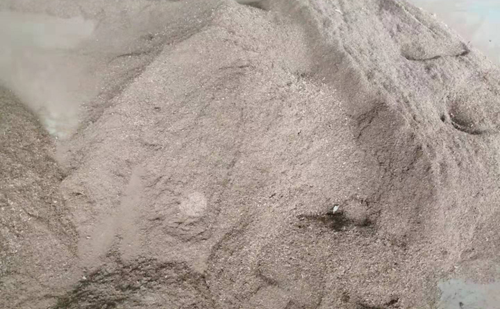 牛粪和木屑混合的原材料