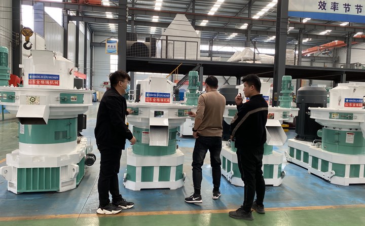 青岛客户考察秸秆颗?；?jpg