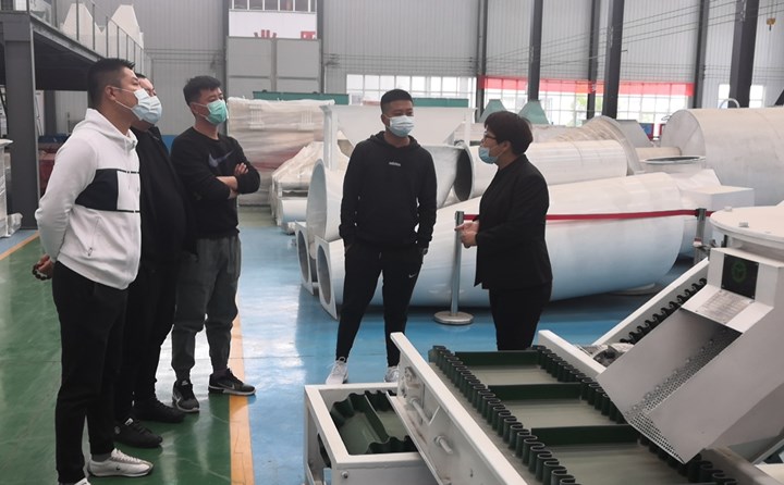 金格瑞销售经理为鄂尔多斯客户解说木屑颗?；?jpg