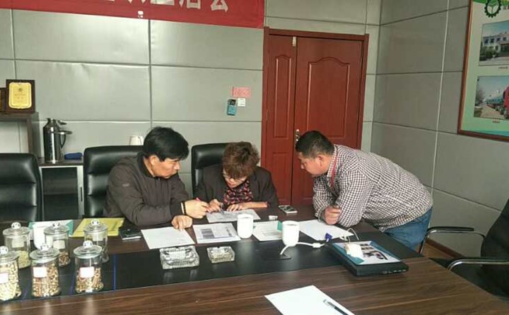 韩国客户考察秸秆颗?；?jpg