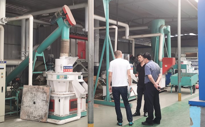 销售经理先为客户讲解颗粒机构造及制粒过程.jpg 销售经理先为客户讲解颗?;乖旒爸屏9?jpg