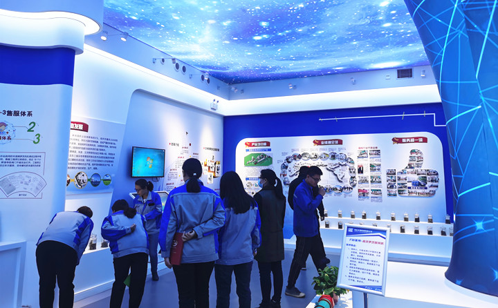 人事部经理为新员工讲解公司生物质颗?；?jpg