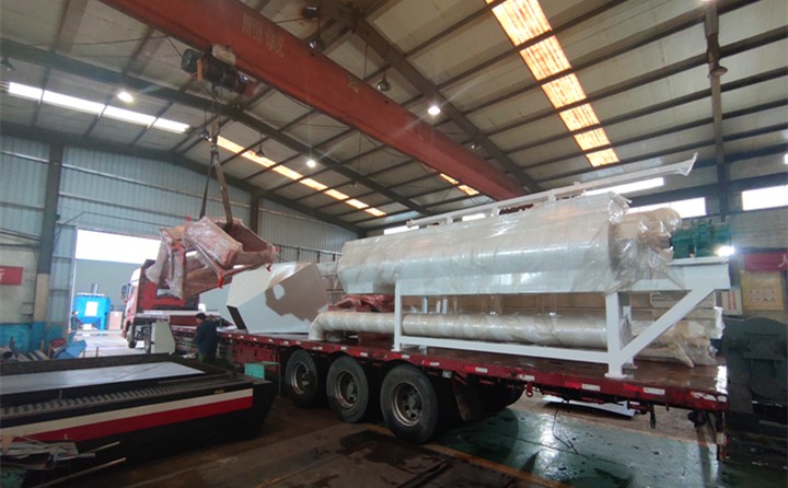 颗粒机设备正在装车.jpg