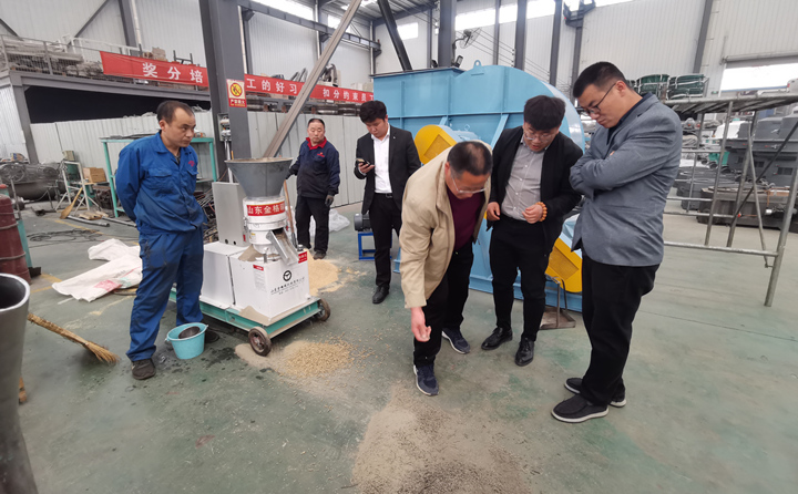 威海客户查看饲料颗?；帕Ｖ柿?jpg