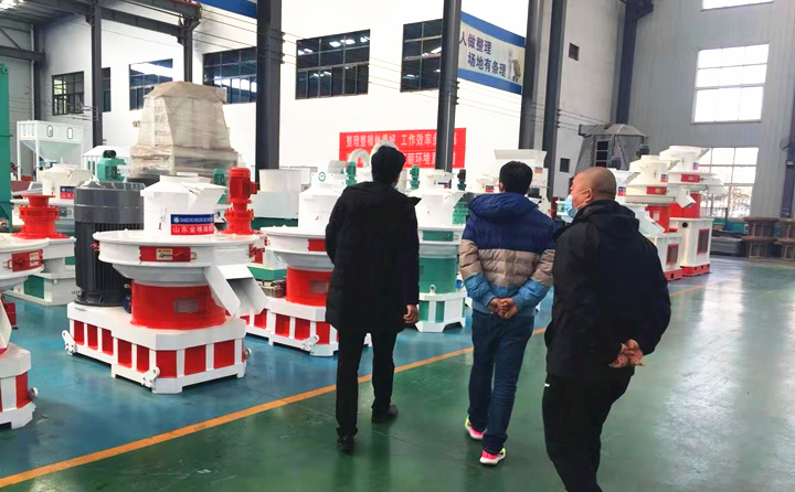 山东东营客户考察木屑制?；?jpg