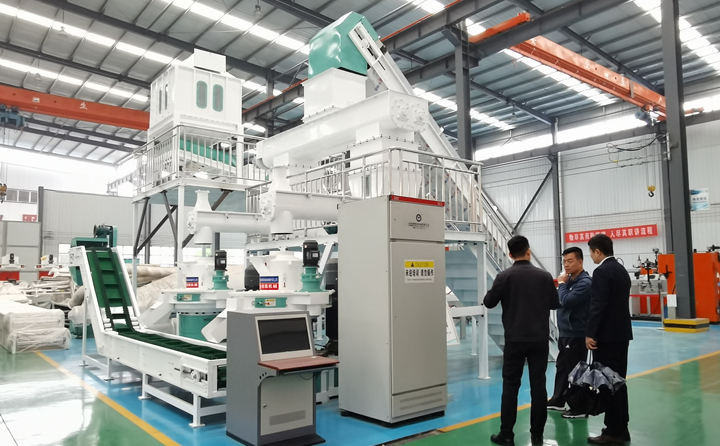 甘肃客户考察木屑制?；?jpg