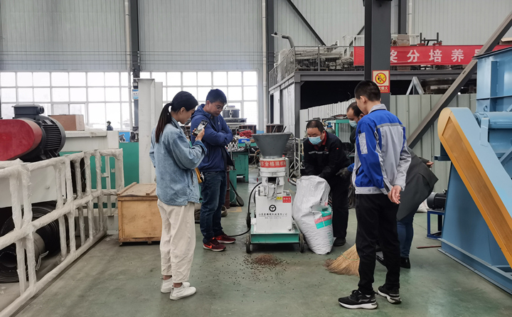 山东省内客户来考察羊饲料颗?；?jpg