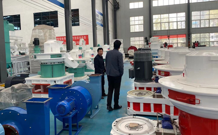 河南郑州客户考察木屑制?；?jpg