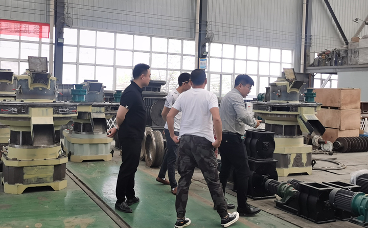 客户考察木屑制?；呱璞?jpg