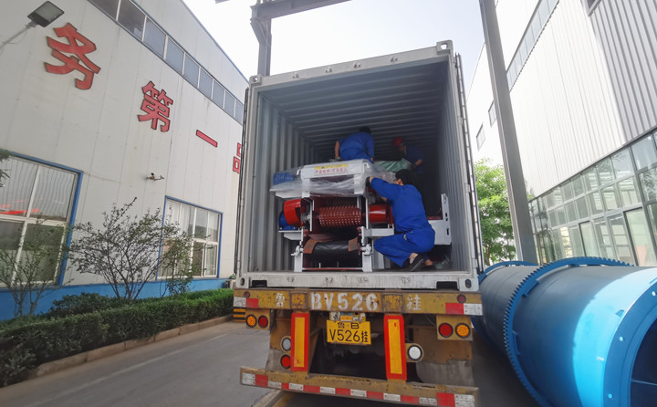 木片粉碎机装车.jpg 木片粉碎机装车.jpg