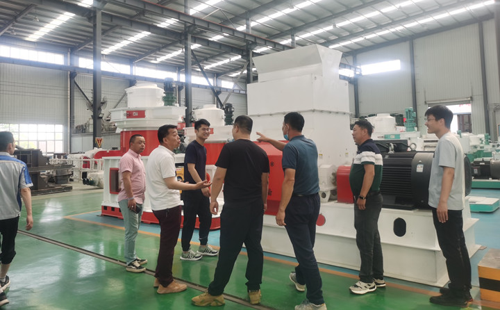 山东金格瑞就迎来了一批特殊的团队---大型木屑颗?；疾焱?jpg