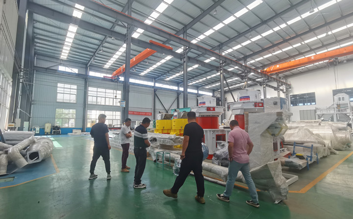 山东金格瑞就迎来了一批特殊的团队---大型木屑颗?；疾焱?jpg