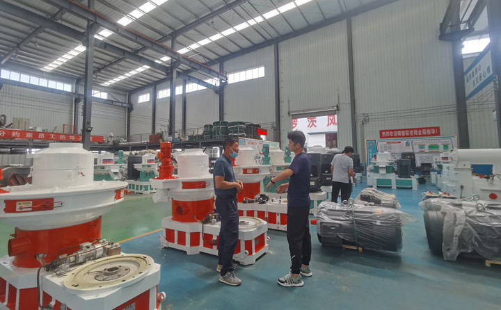 山东金格瑞就迎来了一批特殊的团队---大型木屑颗?；疾焱?jpg