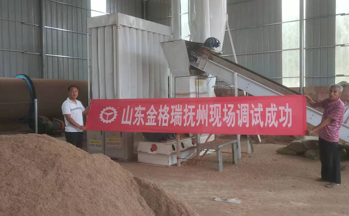 江西抚州年产5000吨木屑颗?;呖突殖?jpg 江西抚州年产5000吨木屑颗粒机生产线客户现场.jpg