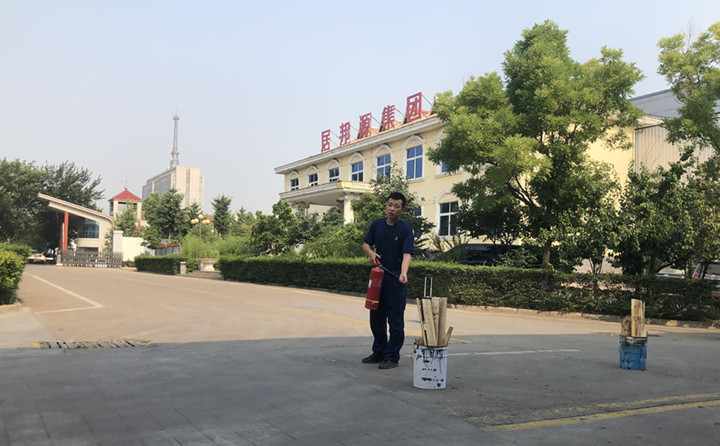 教官重点对消防法律法规、防火常识、逃生自救、灭火器的使用方法以及发生火灾时如何报火警、如何扑救初期火灾等消防常识进行了详细的讲解。