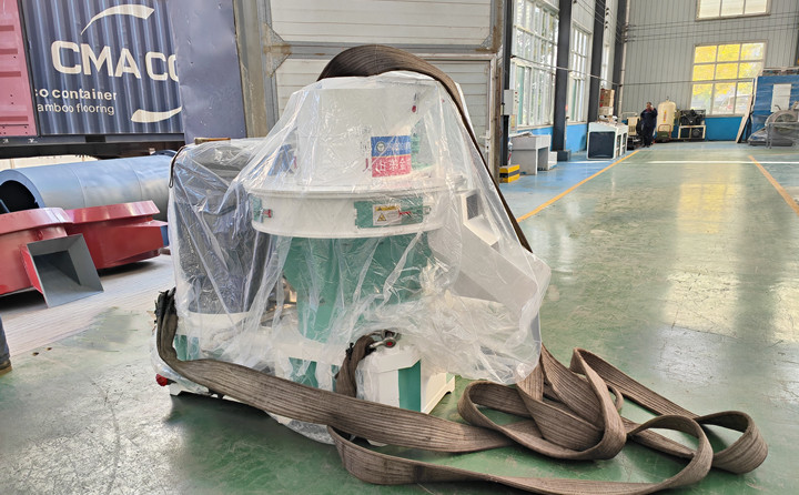 颗粒机单机时产量可以达到0.7-1吨，一天按照10小时计算，可以产出7-10吨成品颗粒，按照1吨颗粒最低100元钱利润来计算，一天的利润可以达到700-1000元。